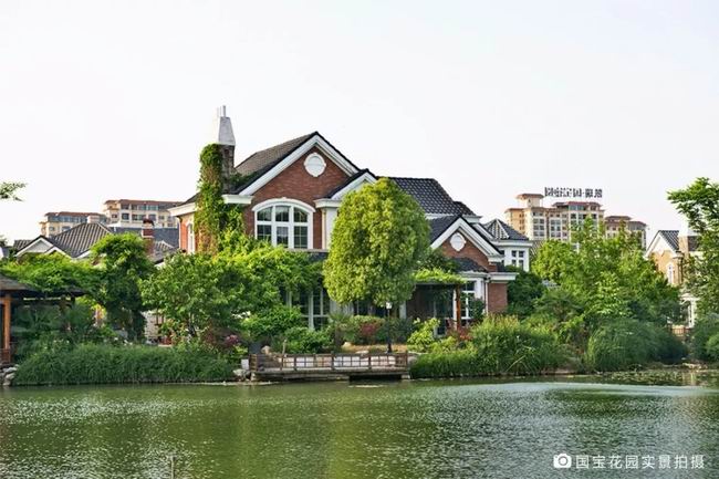生活在有湖的地方，是對(duì)人生的浪漫私藏